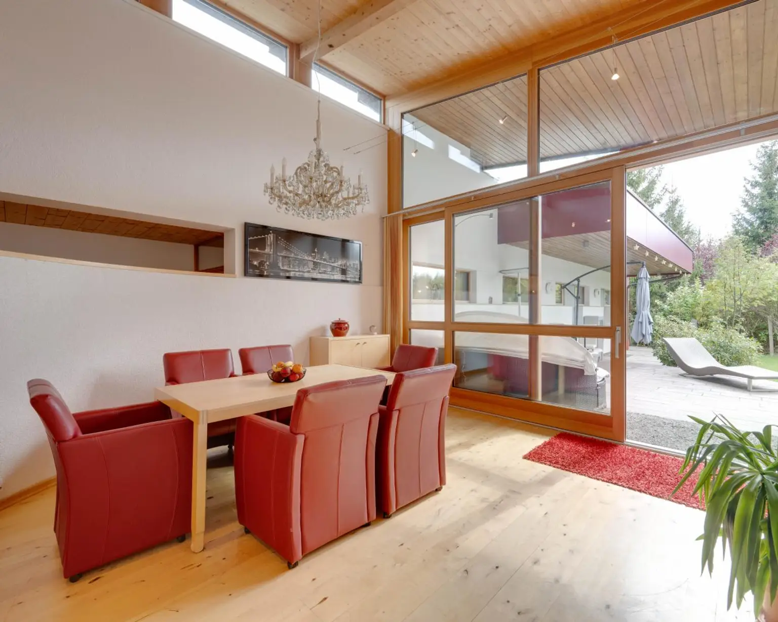 Essbereich mit Zugang zur Terrasse