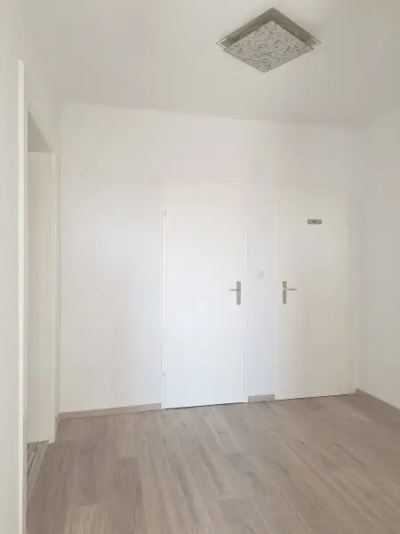 Sanierte  4 Zimmer Wohnung im Haus mit einem großen Garten