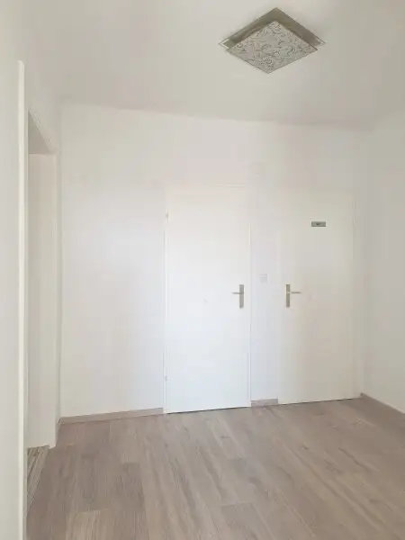 Sanierte  4 Zimmer Wohnung im Haus mit einem großen Garten