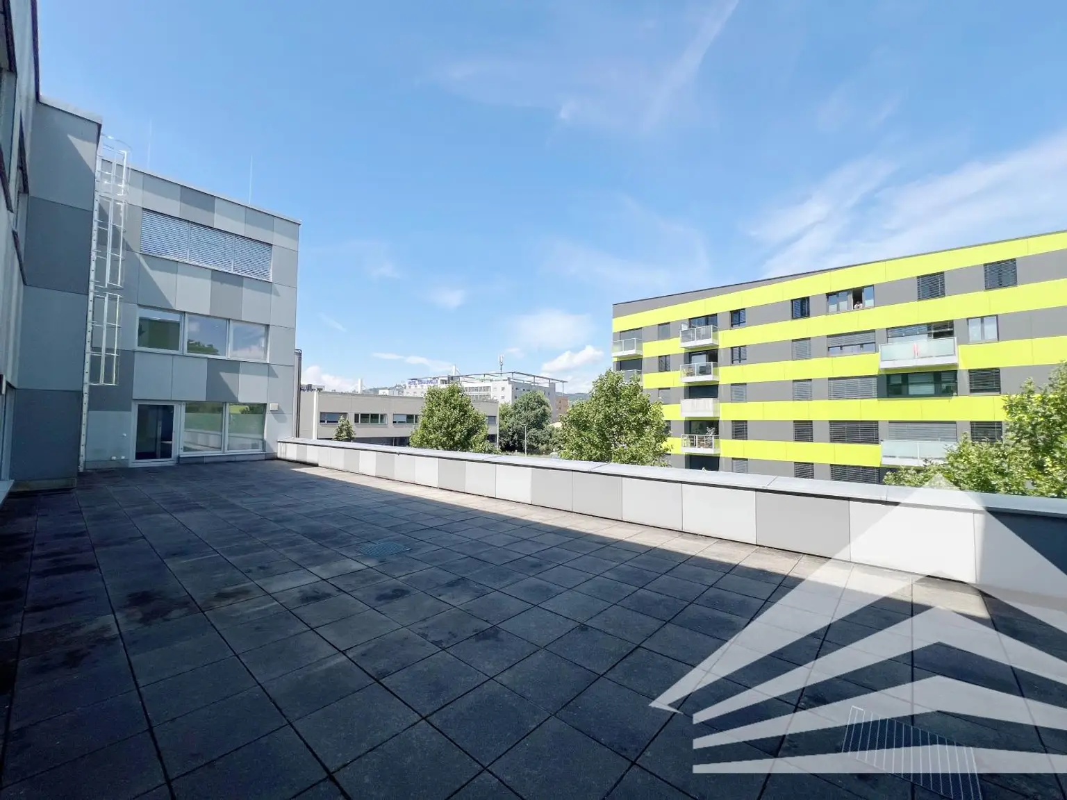 Hochwertiges Büro mit Terrasse in Zentrumsnähe! Parkplätze!