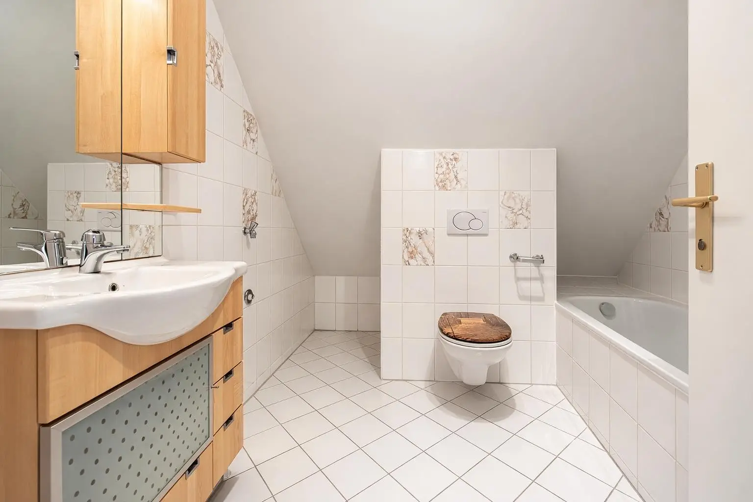 Bild 20, Badezimmer 2. DG, Ansicht 1, Iststand