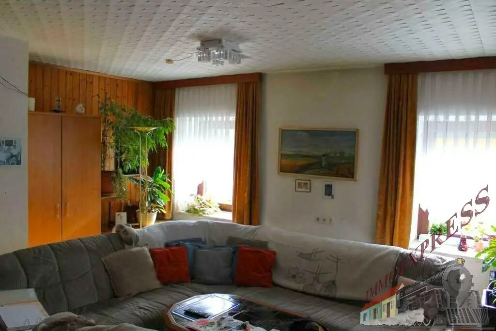 Ein-/ Zweifamilienhaus mit viel Potential - 3 Garagen - 1.368 m² - getrennte Eingänge