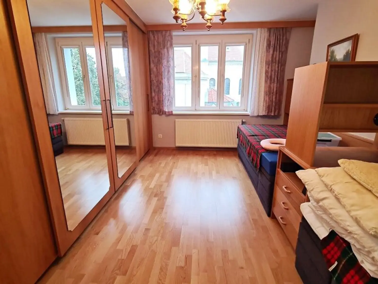 FAMILIENHIT, ENKPLATZ, gepflegte 113 m2 Neubau mit Loggia, 4 Zimmer, Küche, 2 Bäder, teilmöbliert, 3. Liftstock, U3-Nähe