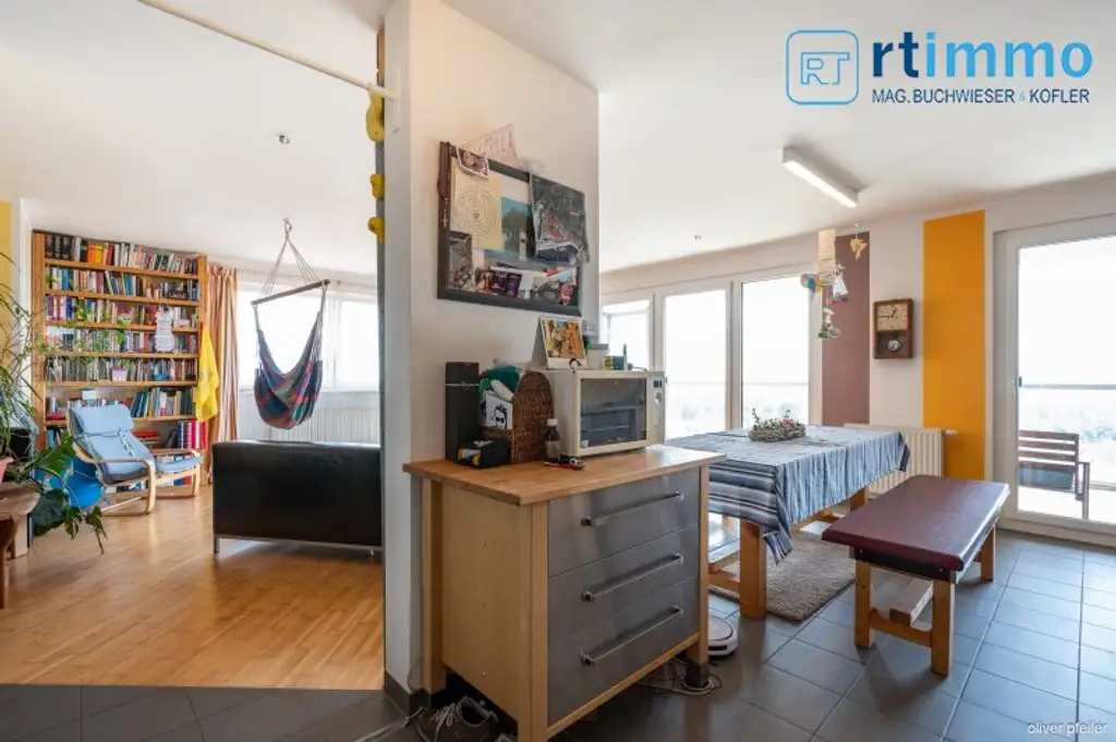 Himmelblau überall, 104m² mit über 23m² Freifläche auf 3,5 Zimmern. Atemberaubender Ausblick soweit das Auge reicht!
