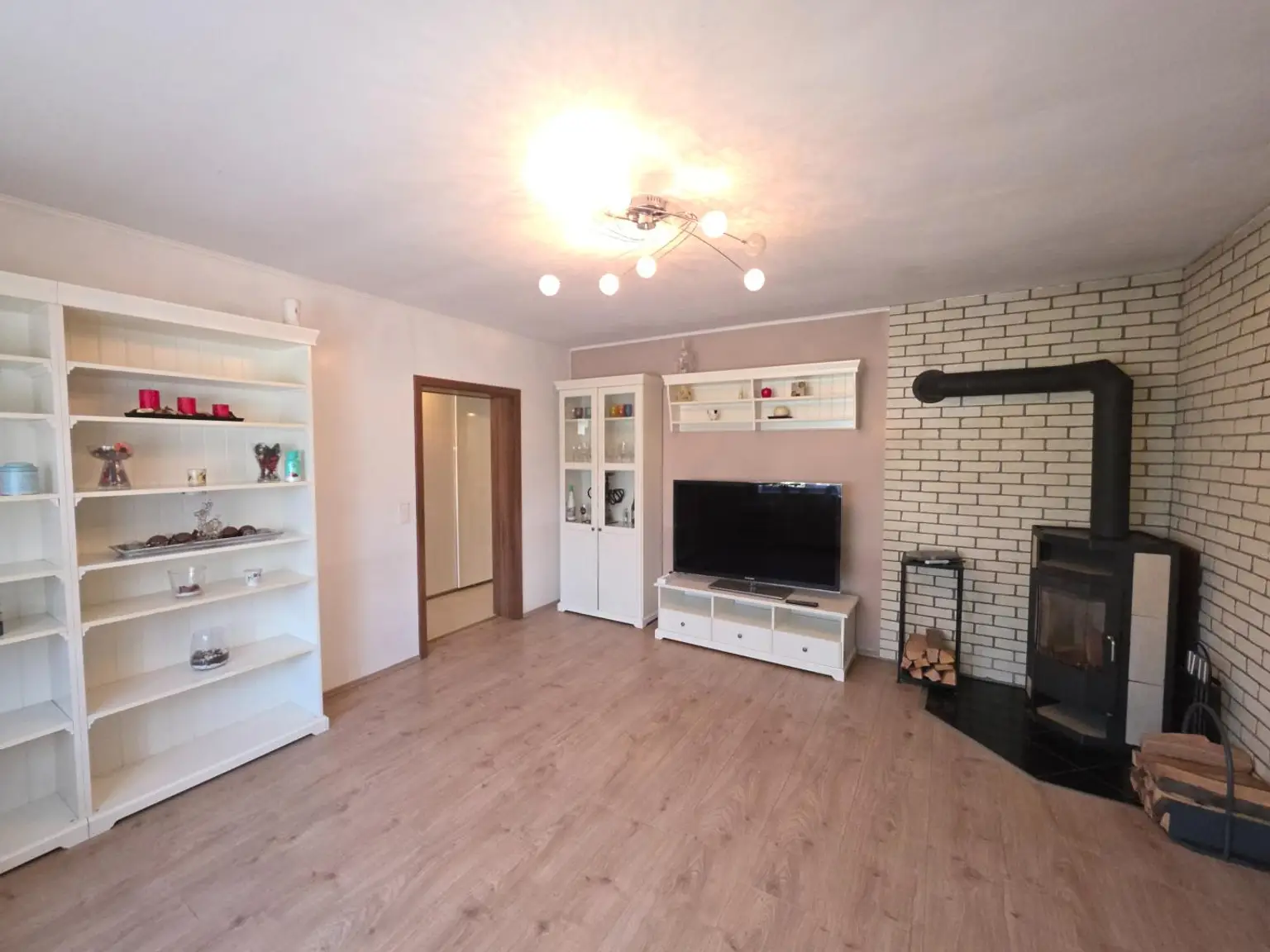 Wohnzimmer mit Kamin