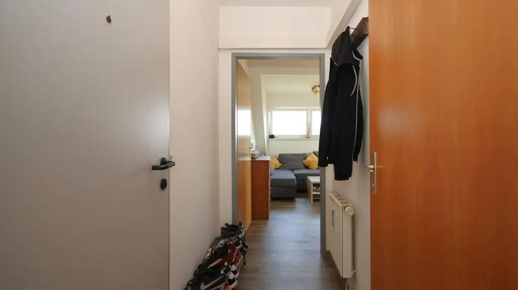 2-Zimmer-Dachgeschosswohnung mit Parkplatz und Klimaanlage!