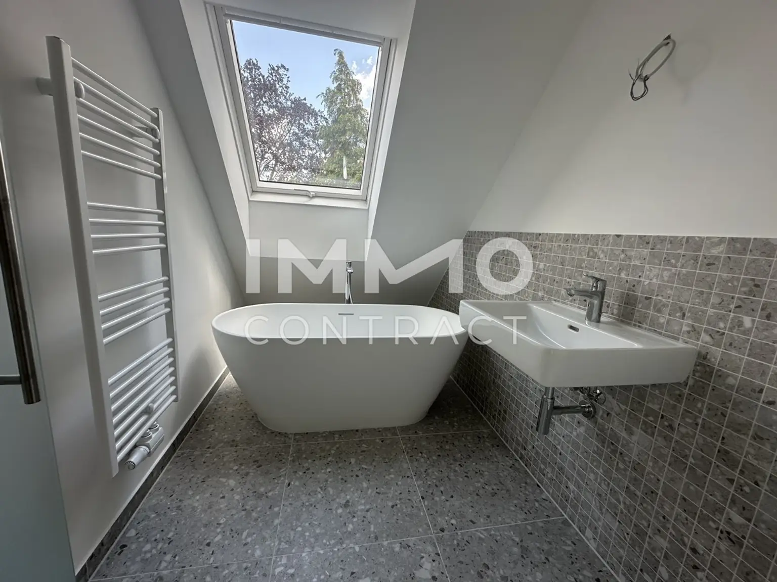 EIN WAHRES FAMILIENPARADIES - 4 ZIMMER MAISONETTE MIT GARTEN und BALKON!
