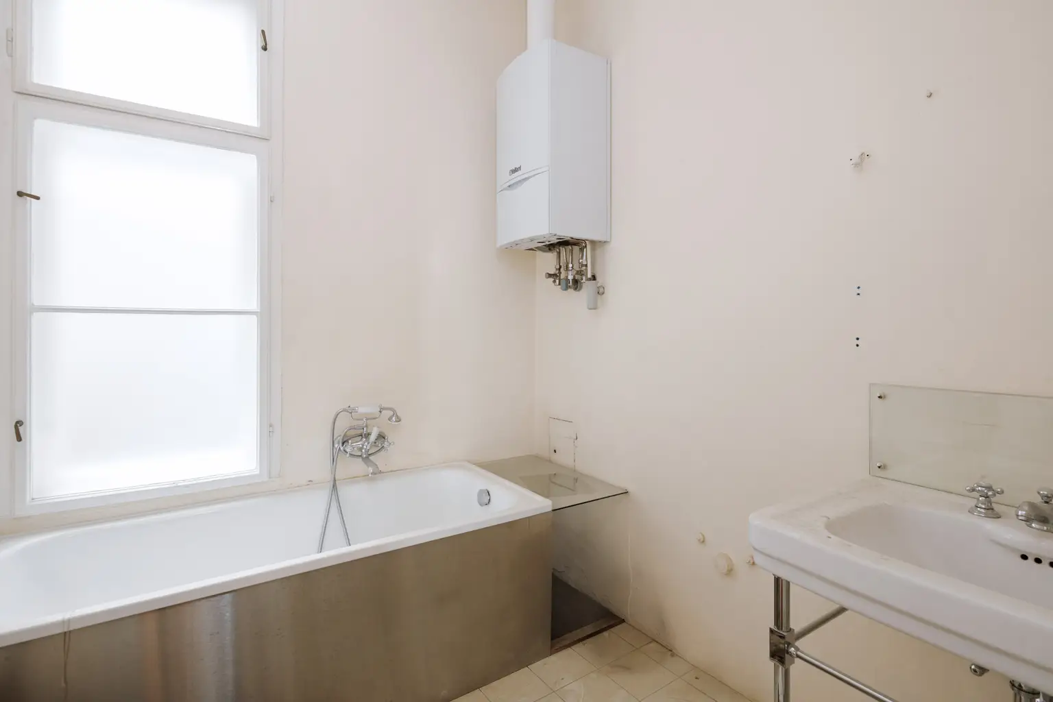 Sanierungsbedürftiges 4 Zimmer Altbau-Juwel mit Balkon in sehr guter zenraler Lage von Döbling!