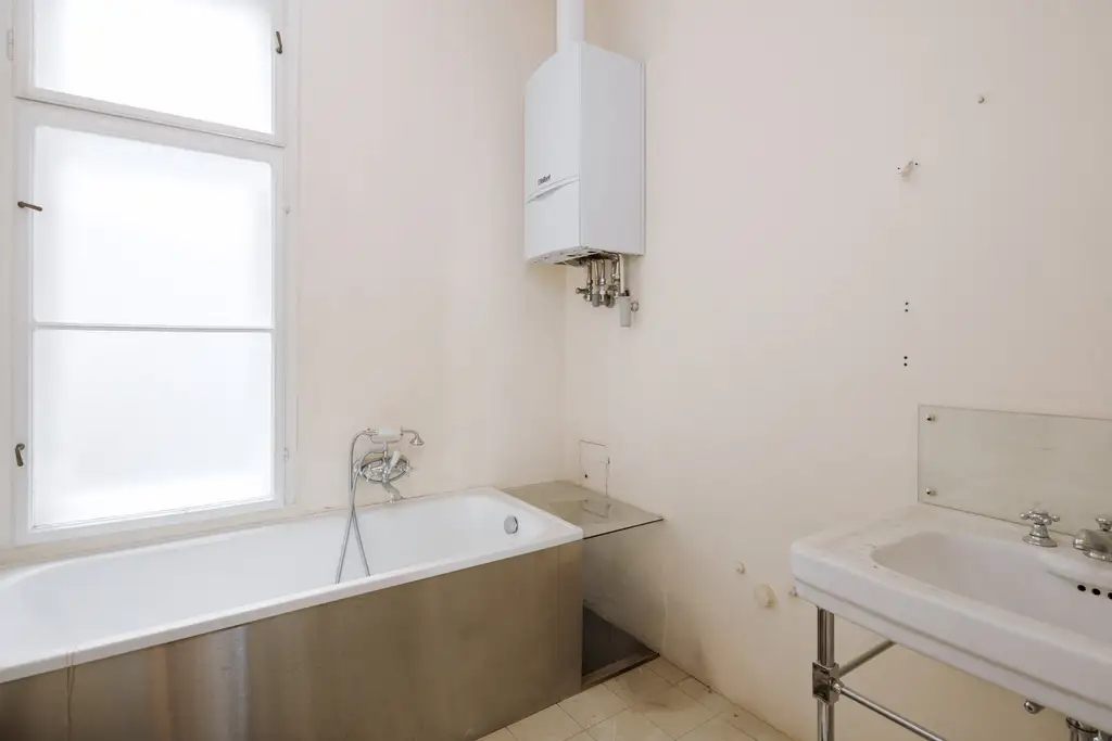Sanierungsbedürftiges 4 Zimmer Altbau-Juwel mit Balkon in sehr guter zenraler Lage von Döbling!
