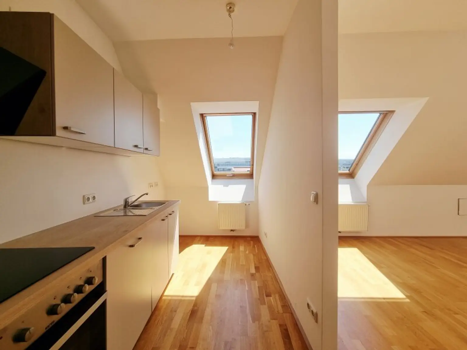 Lichtdurchflutete Maisonette mit Dachterrasse & Klimaanlage – wohnen zwischen Landhausviertel & Promenade