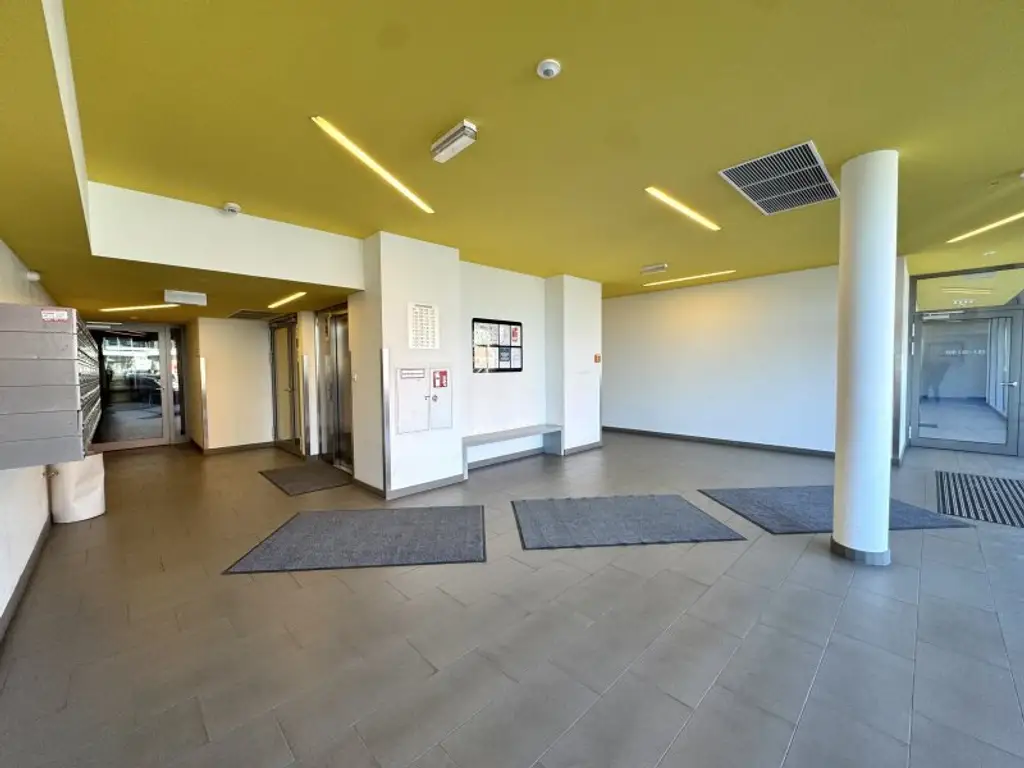 Luftiges Raumgefühl dank 3 Meter hohen Decken - Hofseitig mit Terrasse