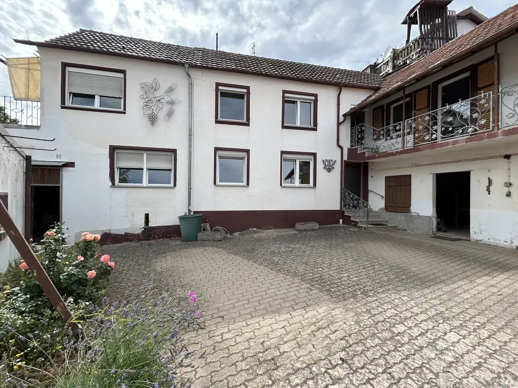 Großzügiges Einfamilienhaus mit Scheune, Garagen, Garten und Weitblick in Battenberg