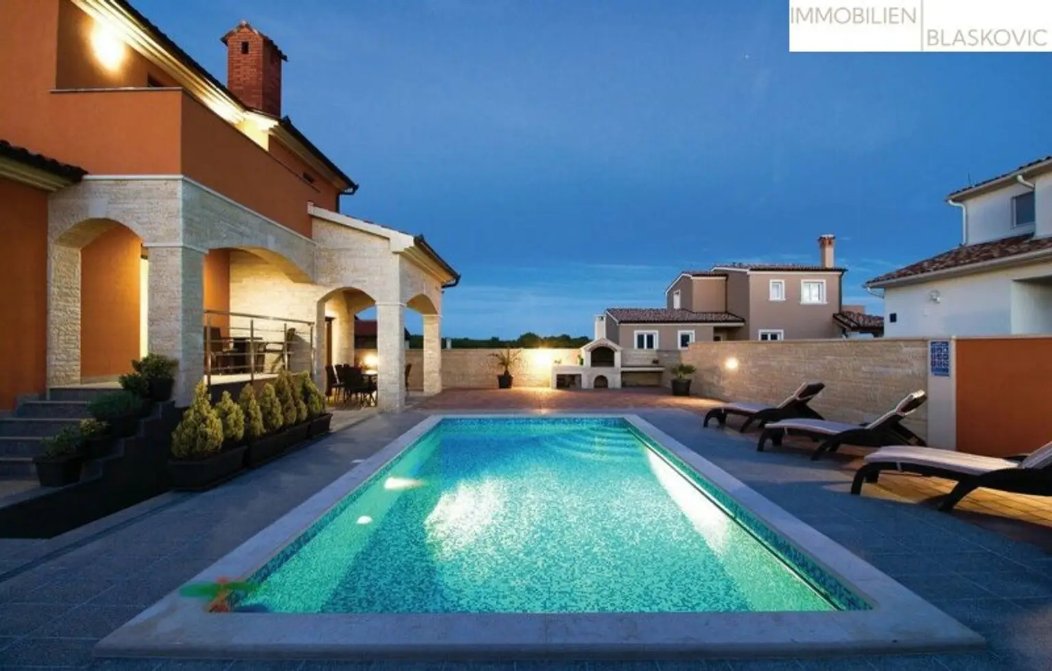 Freistehendes Haus mit Swimmingpool