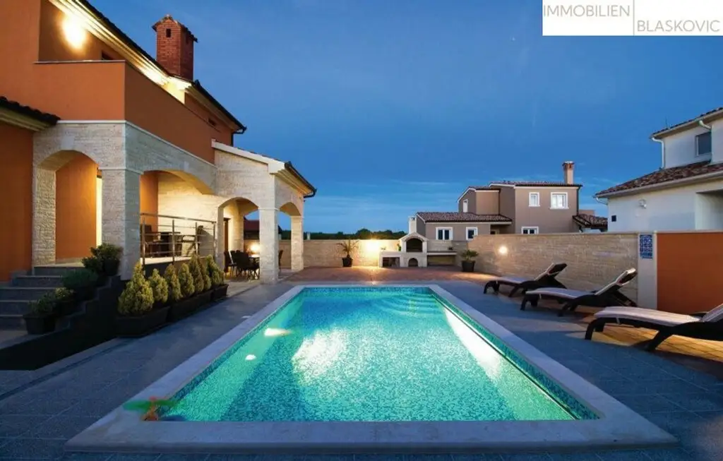 Freistehendes Haus mit Swimmingpool