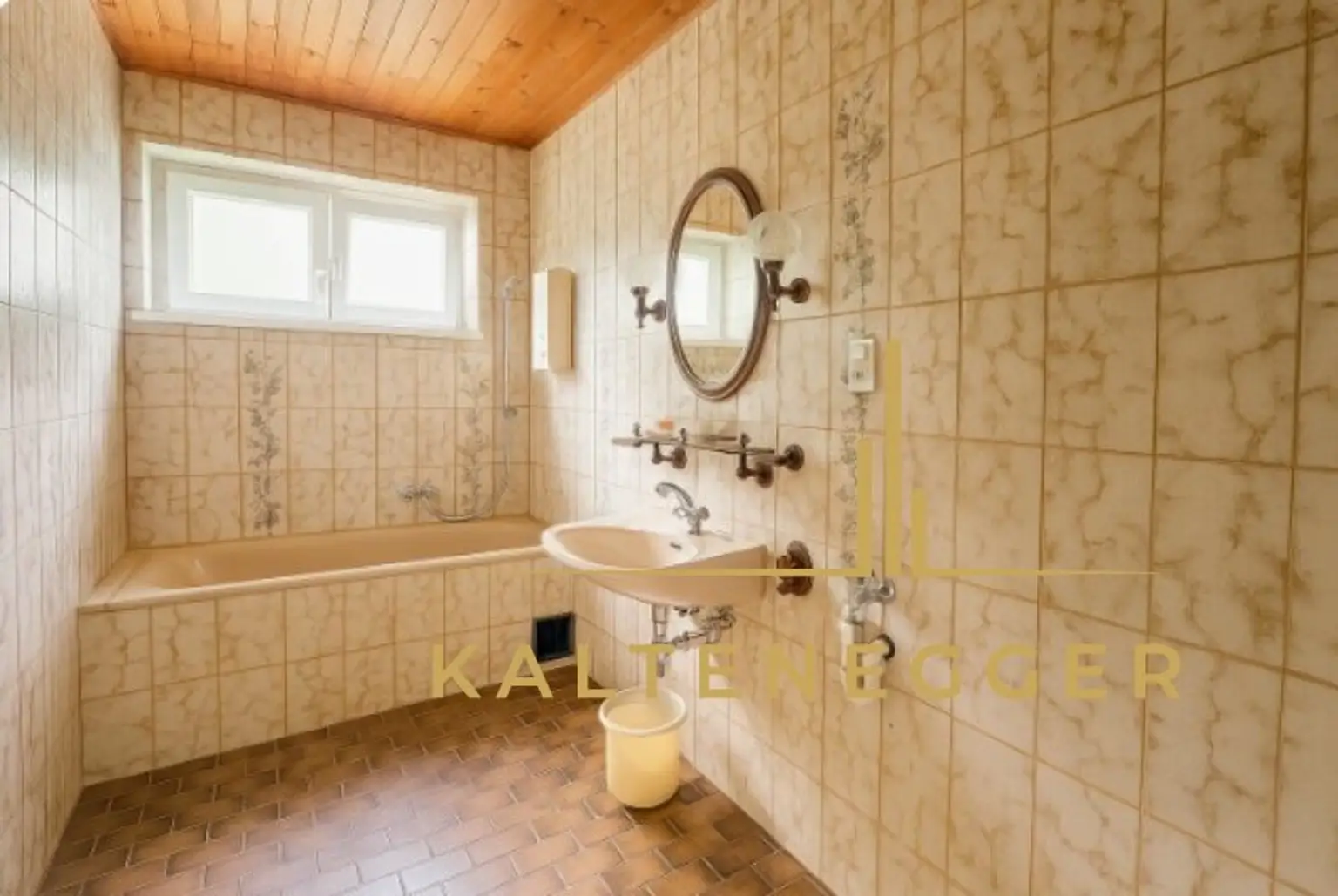 Sanierungsbedürftige 3-Zimmer-Wohnung mit Loggia