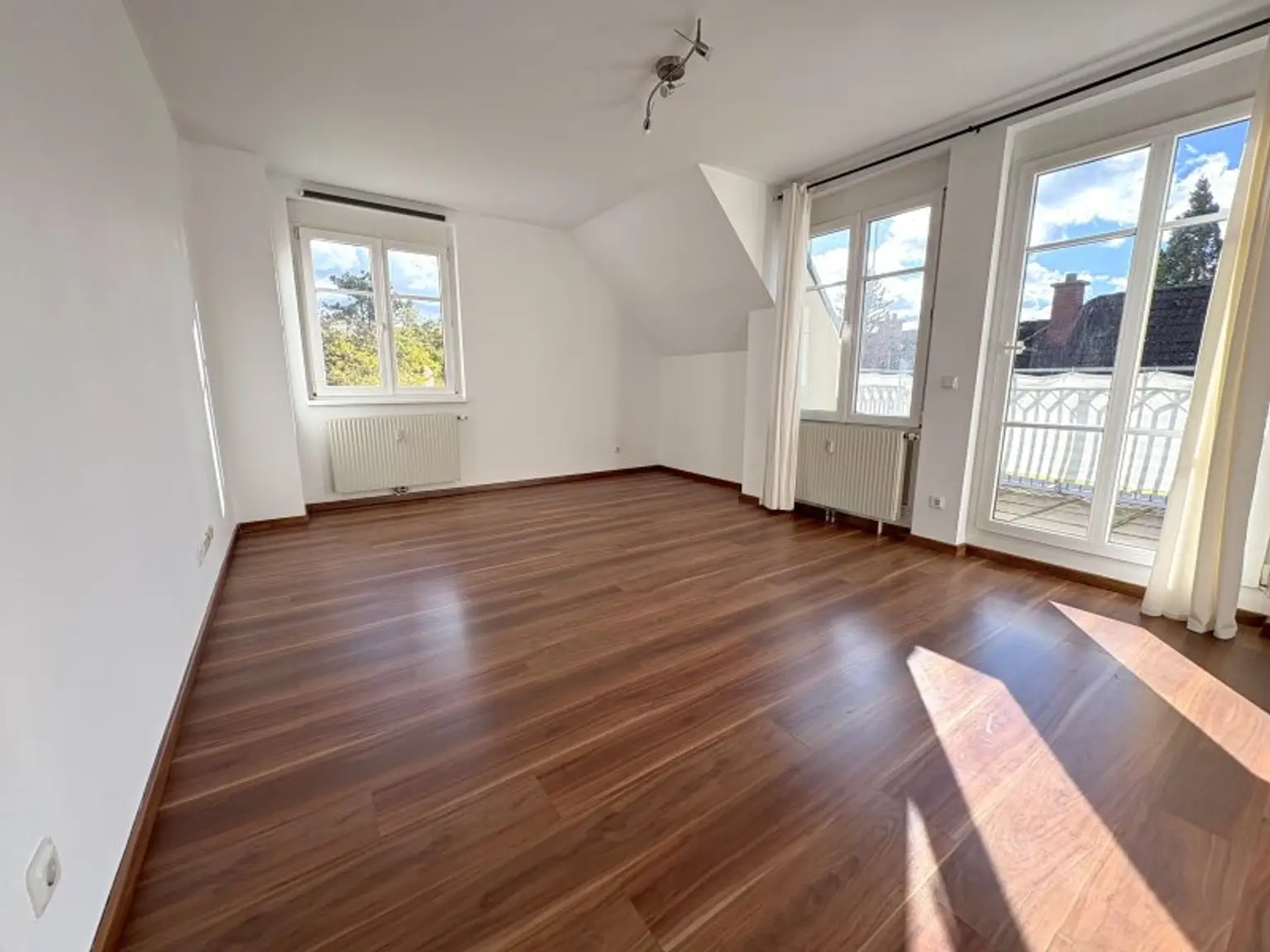 Ruhige 2-Zimmer Wohnung mit Grünblick, Terrasse + 2 Garagenplätzen
