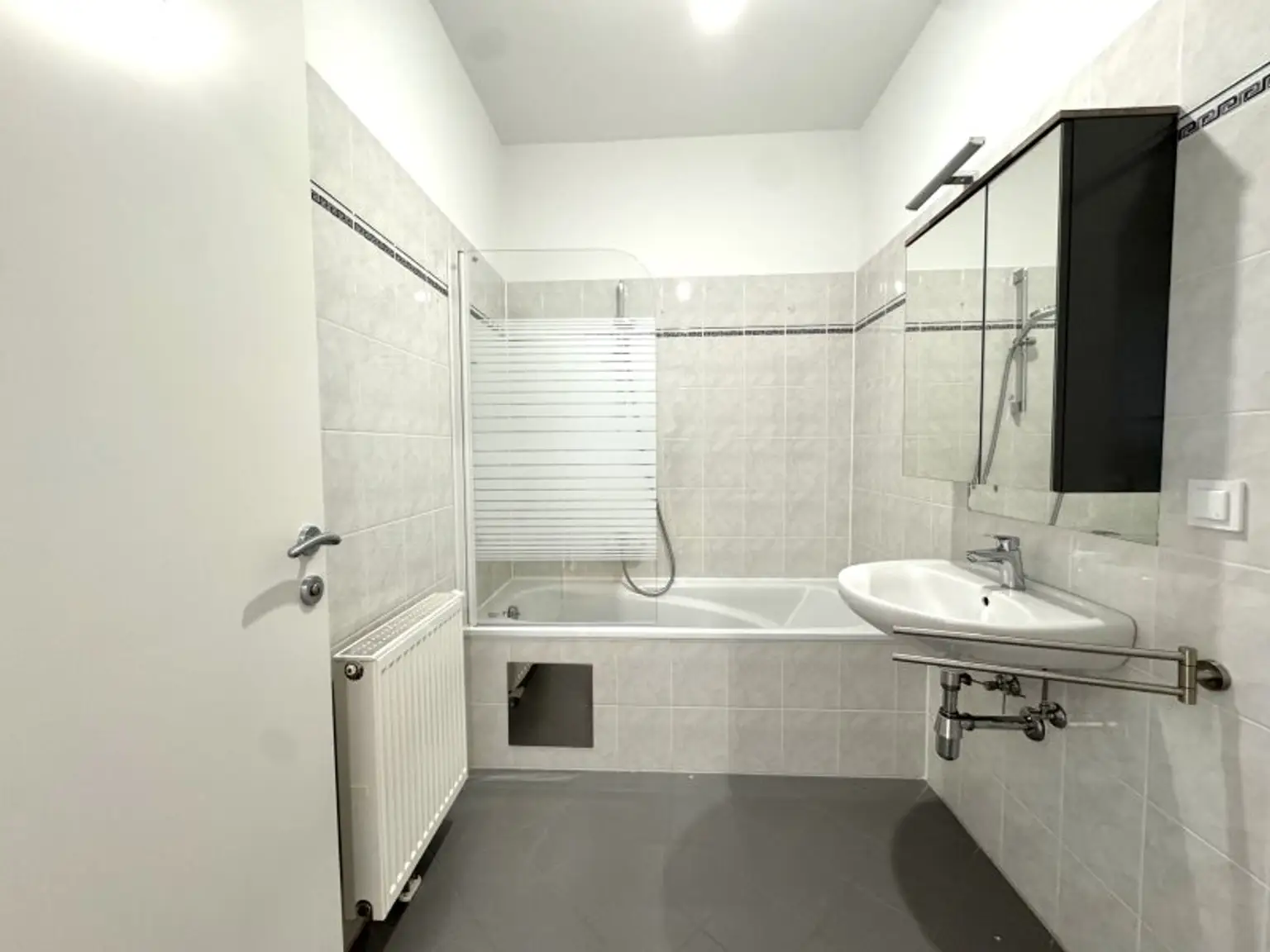 Ein kurzes Spaziergang zur U6 - schöner Altbau inklusive Aufzug - inkl. Einbauküche
