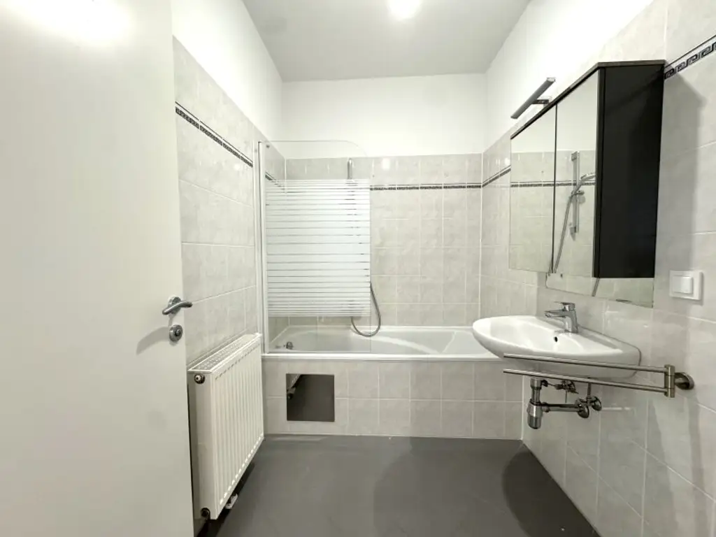 Ein kurzes Spaziergang zur U6 - schöner Altbau inklusive Aufzug - inkl. Einbauküche