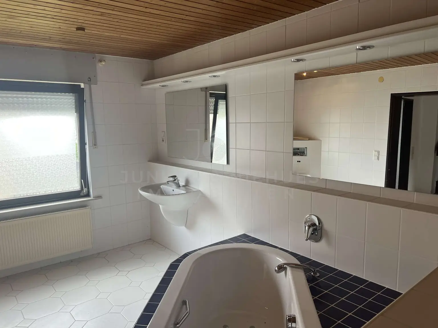 weitläufiges Badezimmer