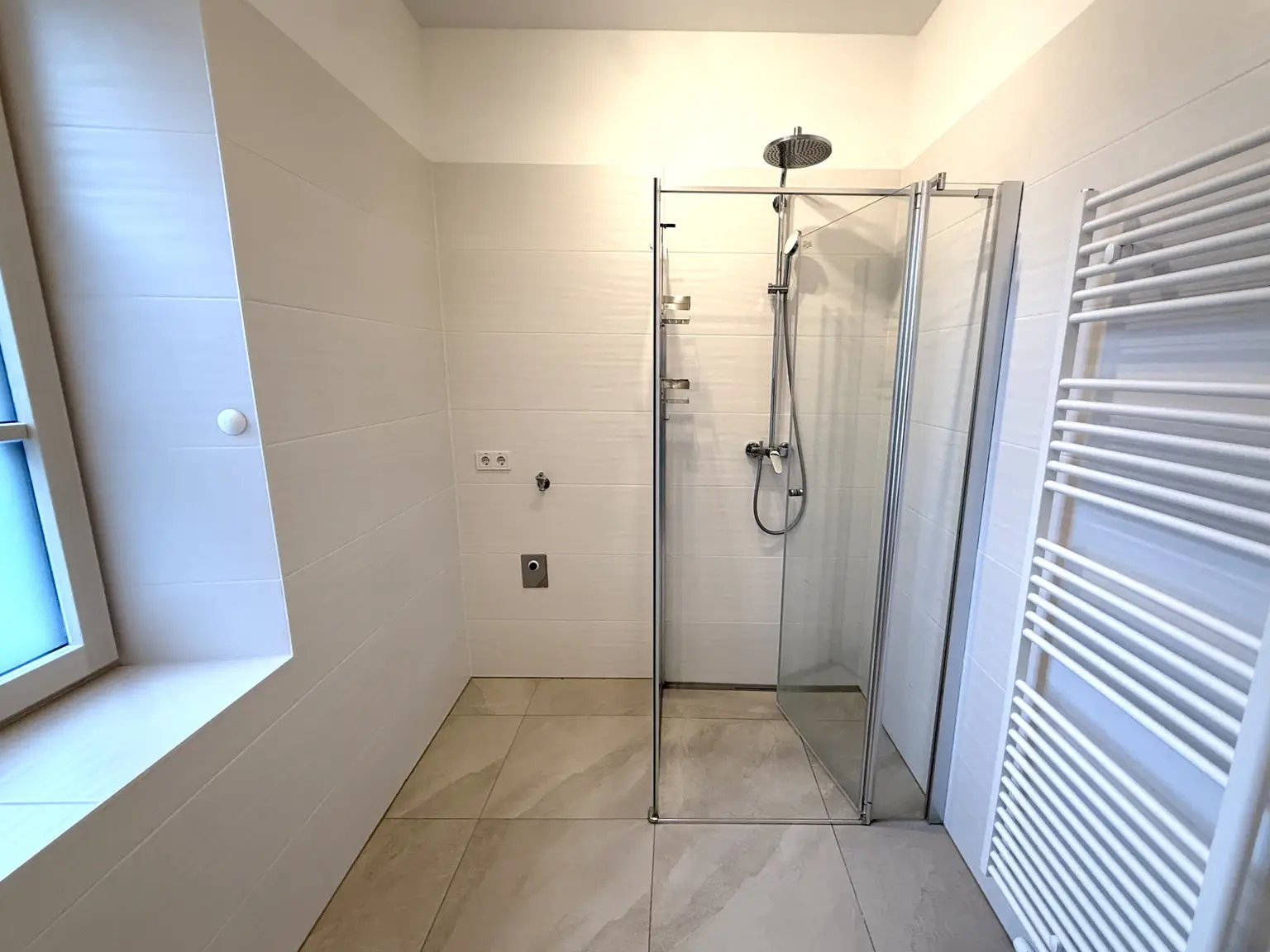 Badezimmer mit Dusche und Nische WaMa möbliert