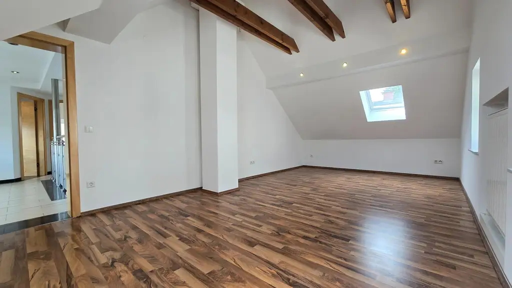 Vielseitiges Einfamilienhaus mit Pool, Garagen und großem Potenzial in Leibnitz