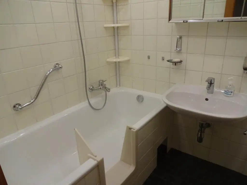 MÖBLIERTE ZWEI ZIMMER WOHNUNG IM 10TEN!