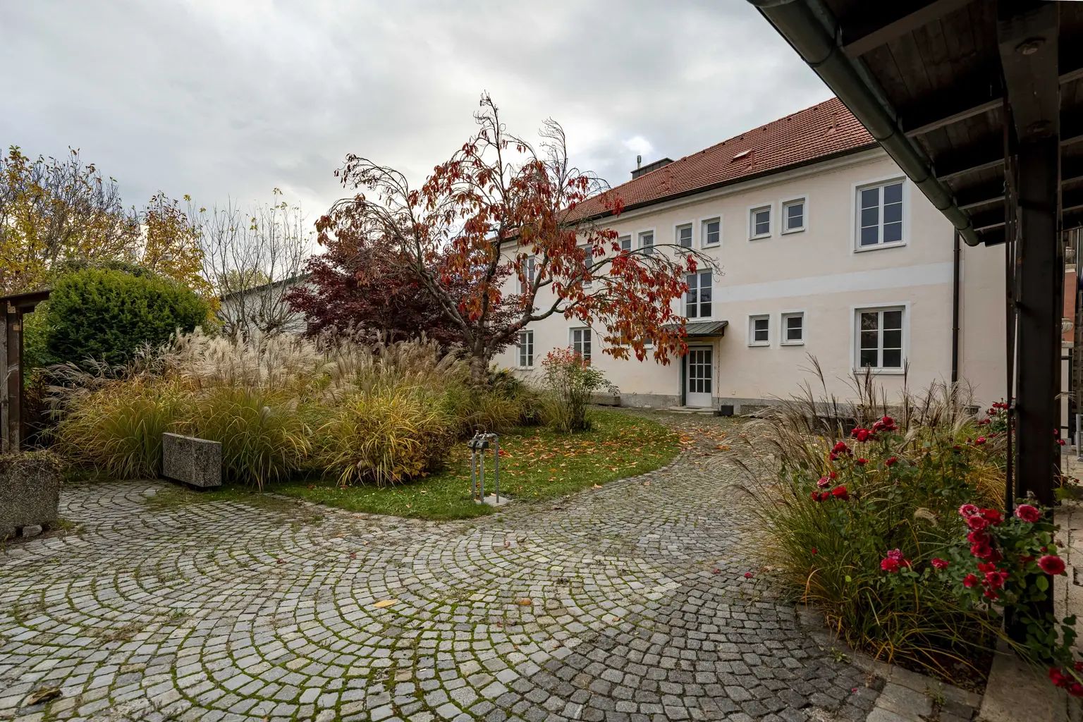 ** Historisches Johanniterhaus am Heldenplatz – mit Innenhof und Gartenbereich **