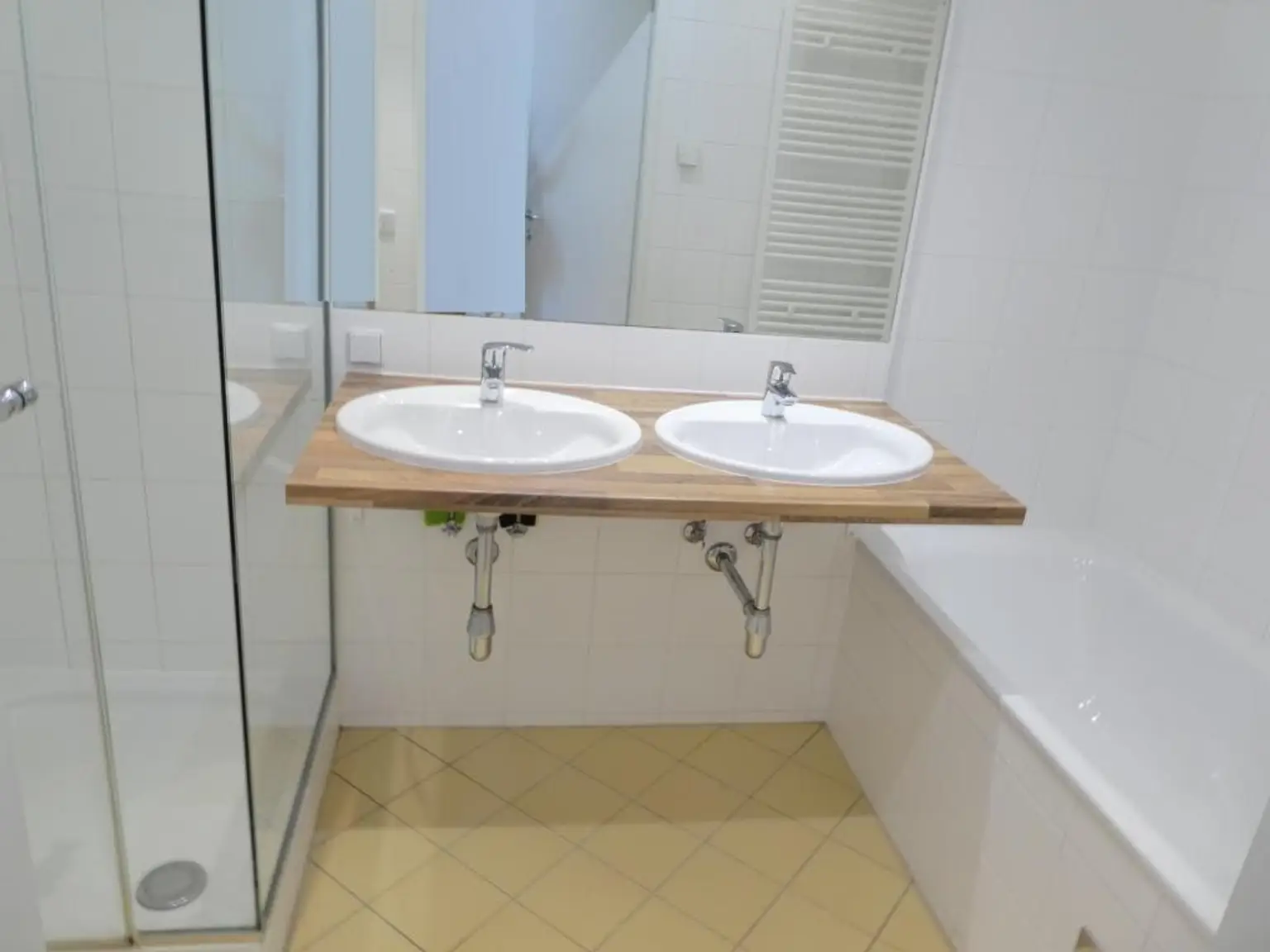 Badezimmer mit Badewanne UND Dusche