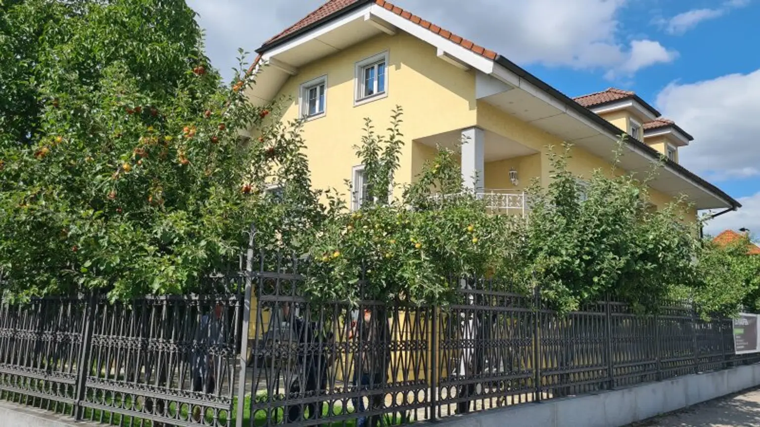 Sehr ruhige Siedlungslage - Riesige (teilbare)  Etagenwohnung mit 2 Balkonen, Garage, Sauna in einem sehr gepflegten Haus