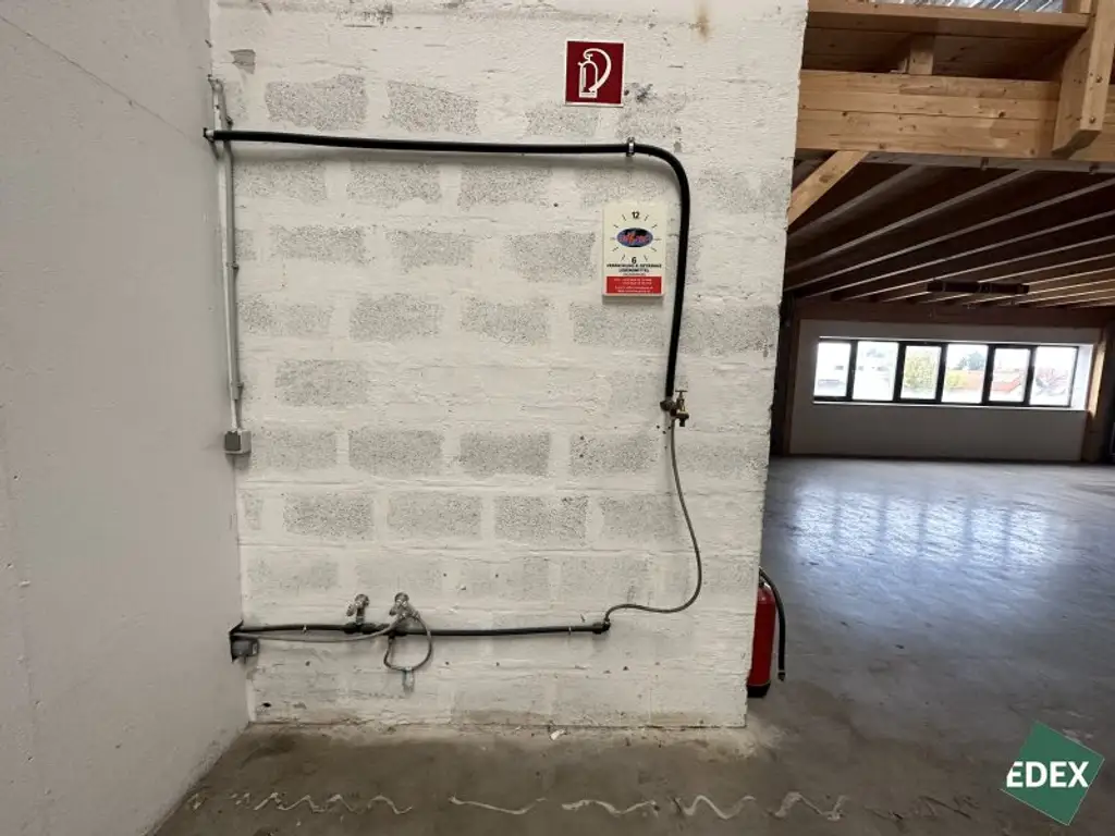 Großzügige Lagerhalle samt Büro