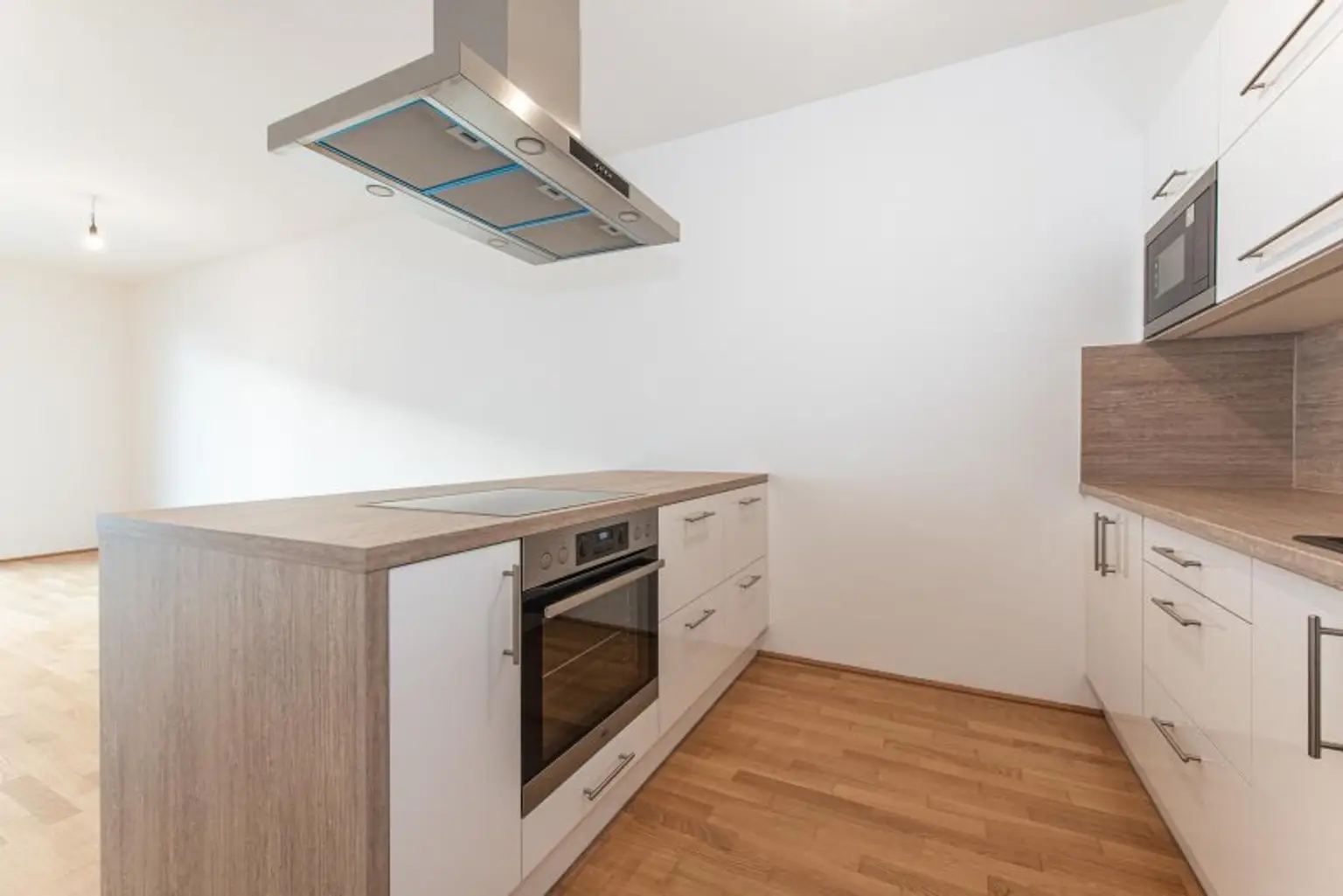 Ab Oktober! Nahe U3! Terrasse mit Weitblick! Prima 3-Zimmer-Wohnung zu vermieten!