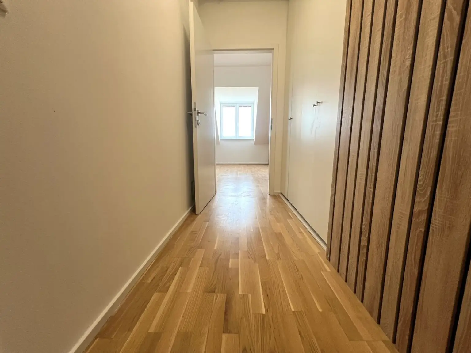 1 | MODERNE Dachgeschosswohnung - Top Zustand | Prima Service Immobilien