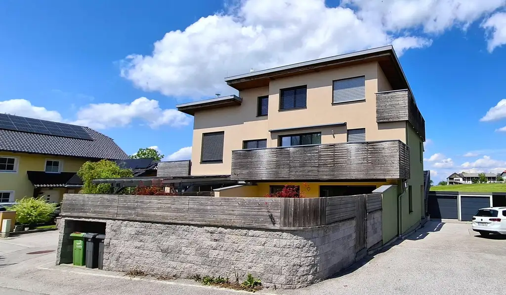 Neuwertige Familienwohnung mit Reihenhauscharakter