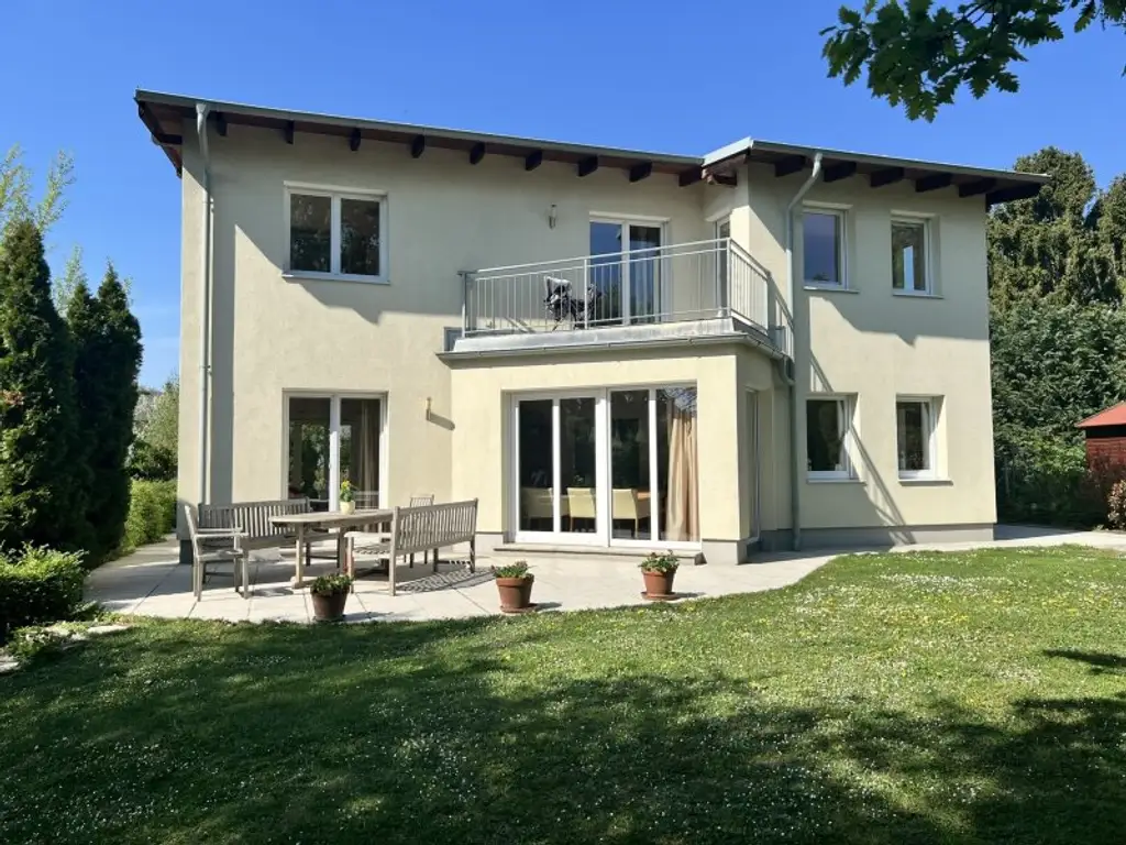 Moderne, zentrumsnahe Familienvilla mit großem Garten in gefragter Grünruhelage (!)