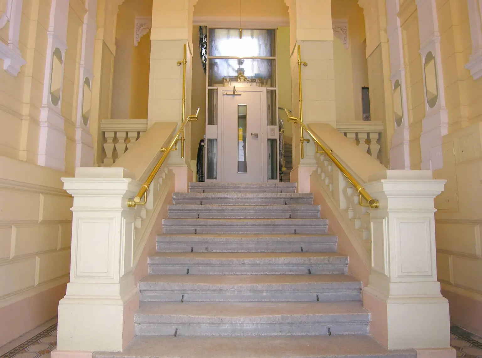 ! RENOVIERTE AKADEMIKERSINGLE-HAUPTMIETE IN KLASSISCHEM STILALTBAU !