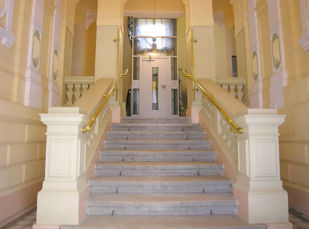 ! RENOVIERTE AKADEMIKERSINGLE-HAUPTMIETE IN KLASSISCHEM STILALTBAU !