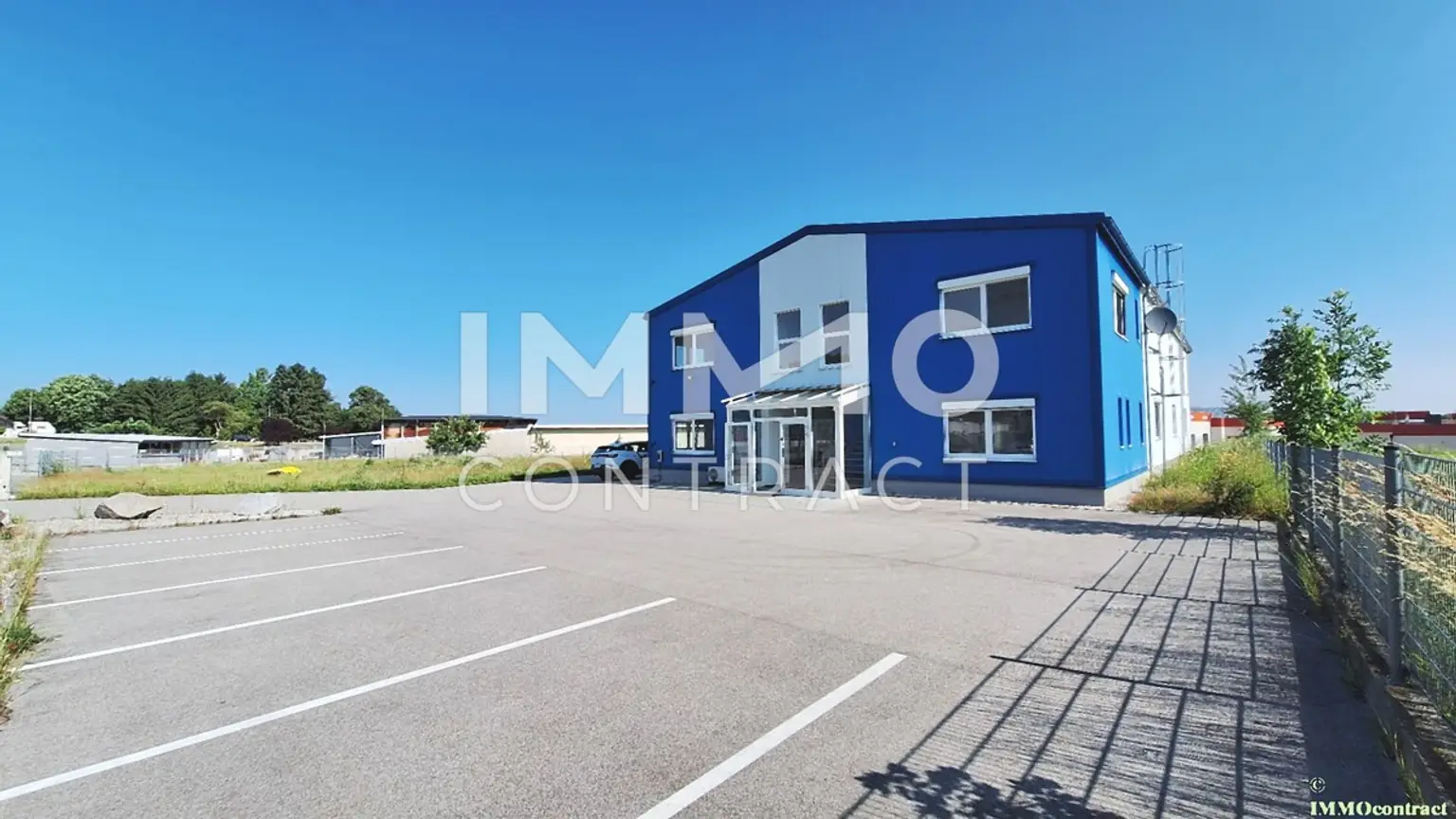 Modernes Betriebsgebäude mit Büro, Freiflächen und Parkplatz - Nähe Haag - Gewerbegebiet - beheizt