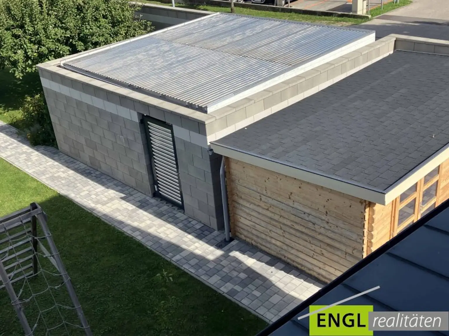 Carport und Nebengebäude