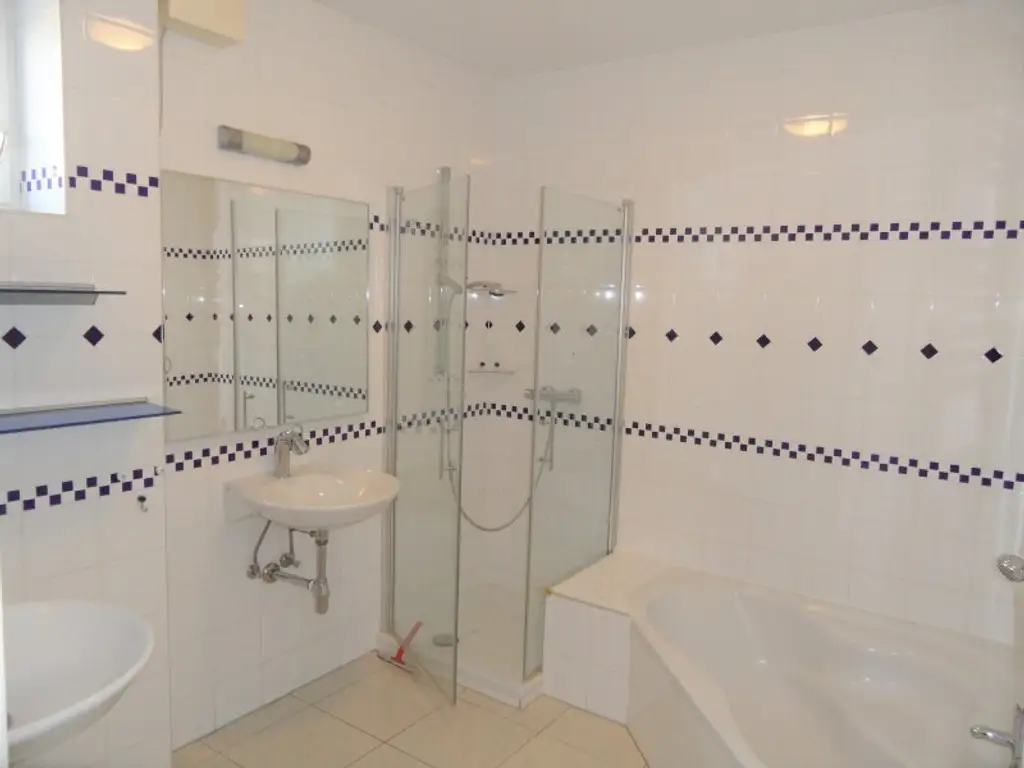 >> MIETHAUS mit 6 ZIMMER, DOPPELGARAGE, KELLER und EIGENGARTEN, am ORTSRAND!