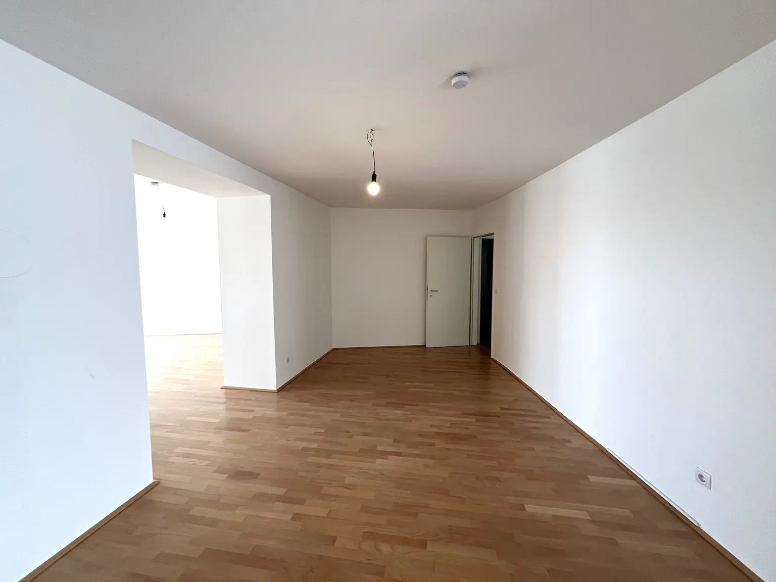 Modernes Wohnen nahe Naschmarkt: Klimatisierte Dachgeschoßwohnung mit Balkon und Terrasse