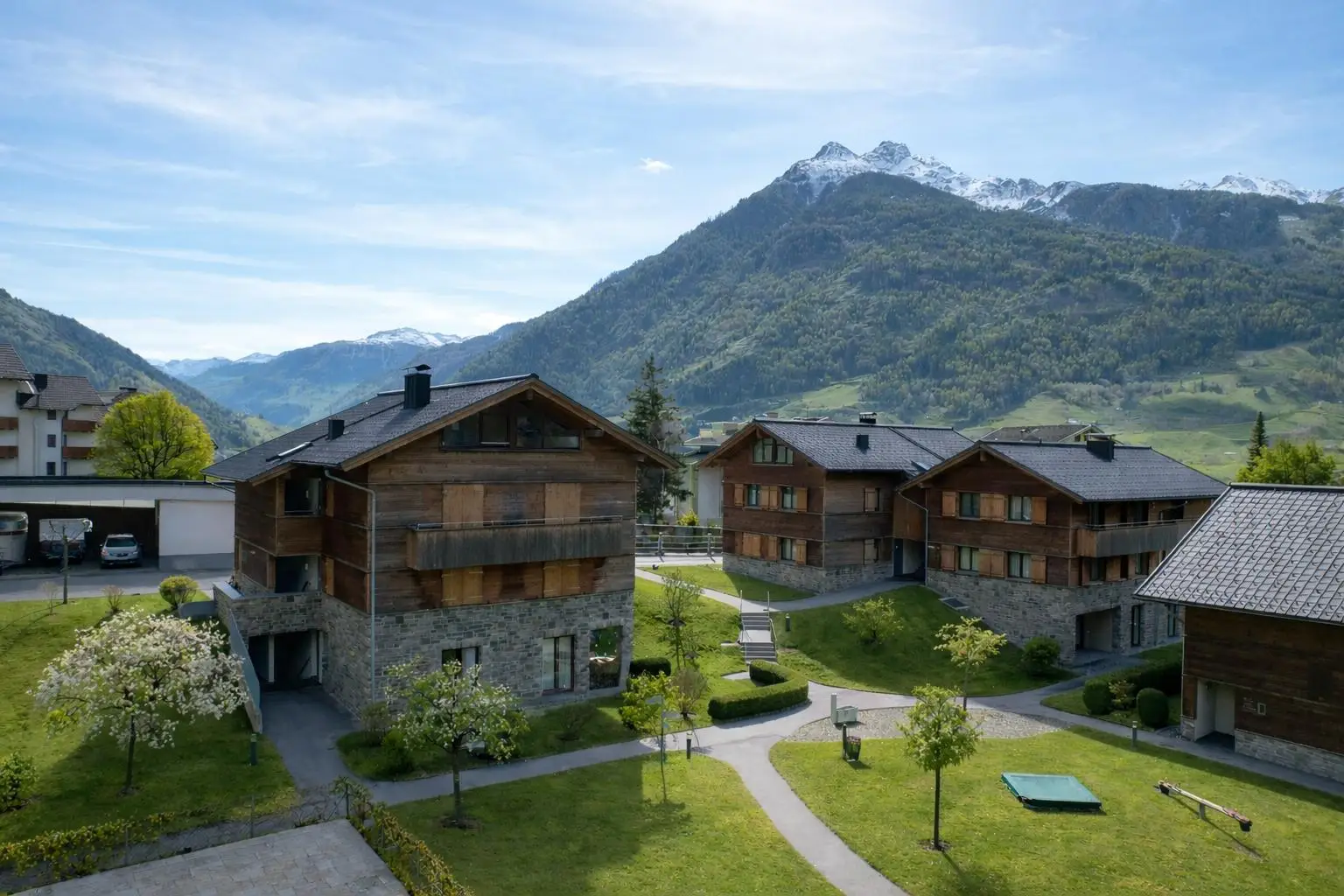 mitten im Dorf und sofort in den Bergen