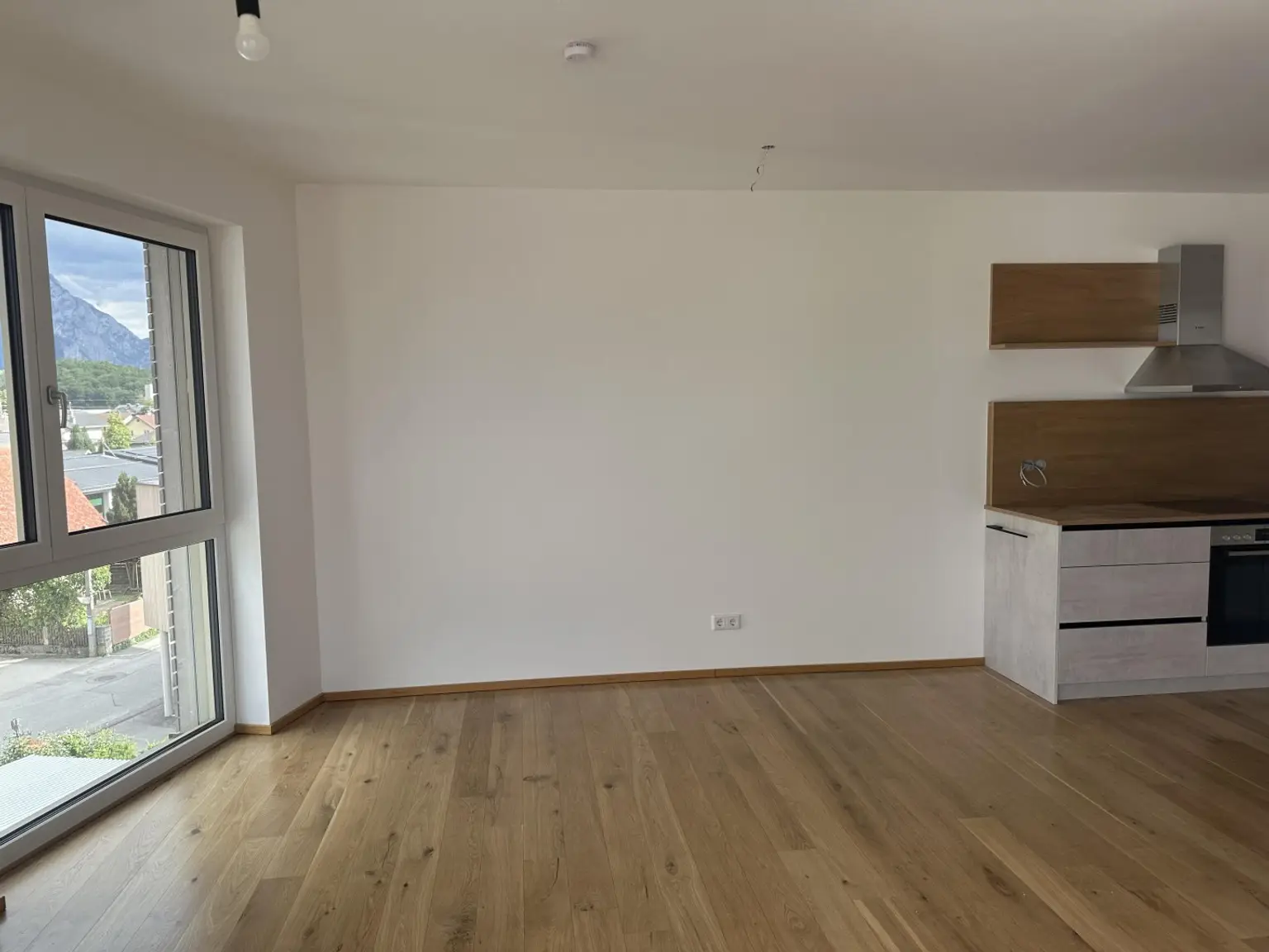Moderne Dachgeschoßwohnung mit Terrasse und Bergblick