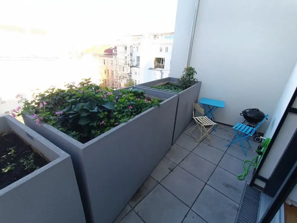 Moderne Dachgeschoss-Wohnung mit Freifläche! 2 Zimmer! Nähe U4 Pilgramgasse!