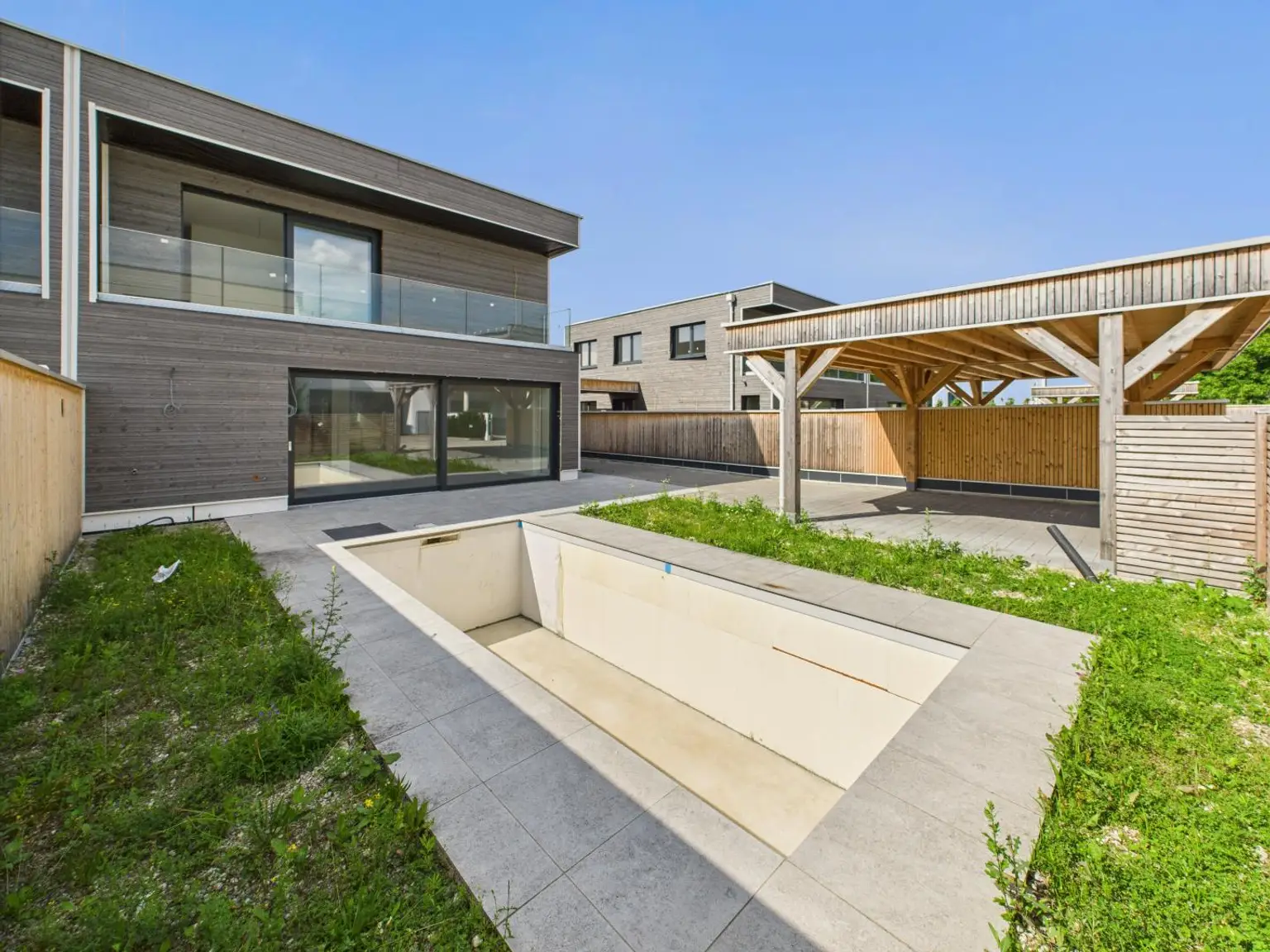 WELS-WEST: Ihr neues Smart Home mit Salzwasserpool, Carport & exklusiver Ausstattung