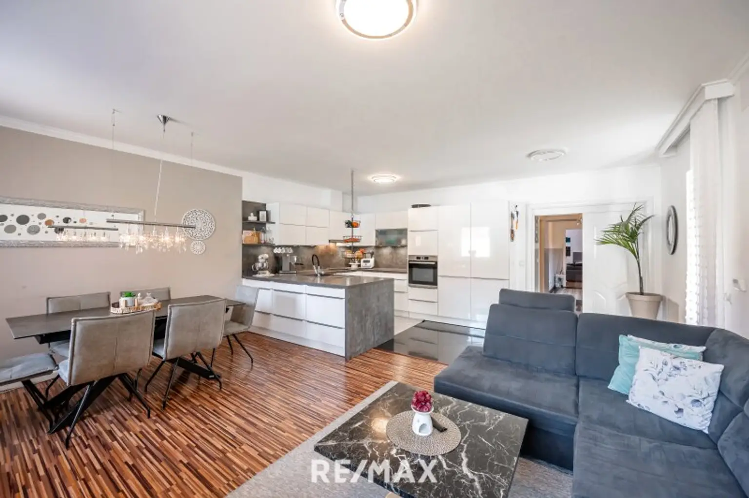 Wohnbereich mit Blick zu Küche und Eßbereich