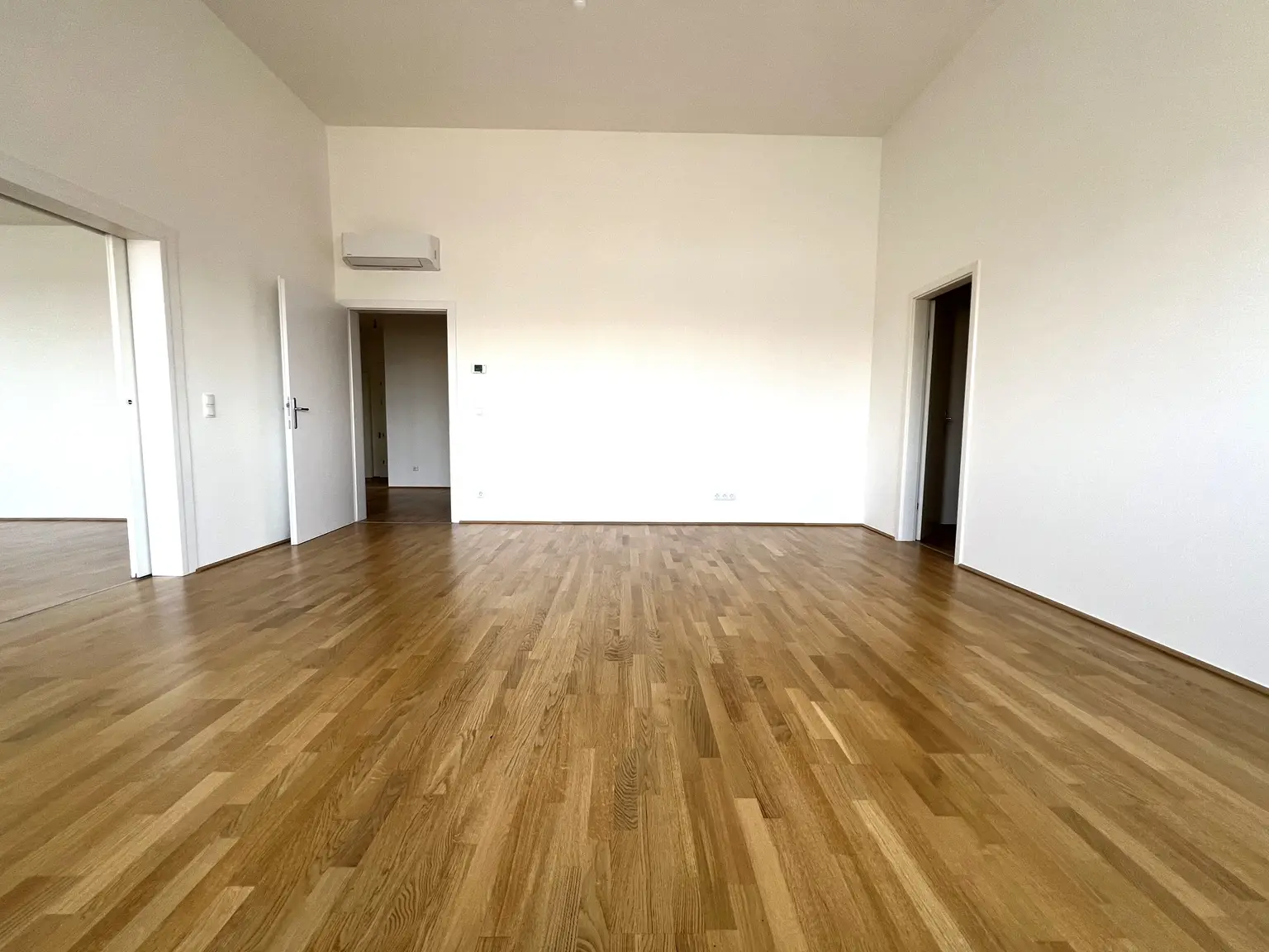 TOP LAGE: Moderne, ruhige und klimatisierte Dachgeschoss-Wohnung mit Terrasse / TOP LOCATION: Modern, quiet and air-conditioned apartment with terrace