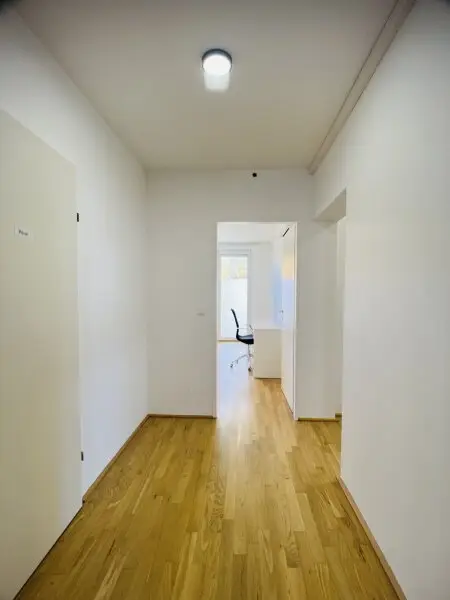 Vielseitig nutzbare, sanierte Praxis / Wohnung in zentraler Bahnhofsnähe in Brunn am Gebirge – Kauf oder Miete möglich!