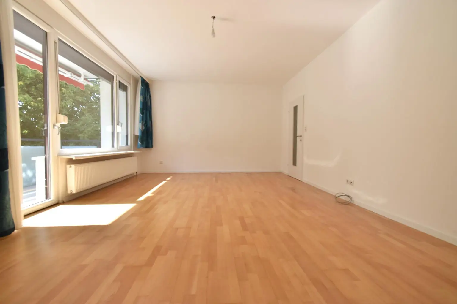 Sonnige 2-Zimmer-Wohnung mit Küche, Balkon und privater Garage in TOP LAGE!