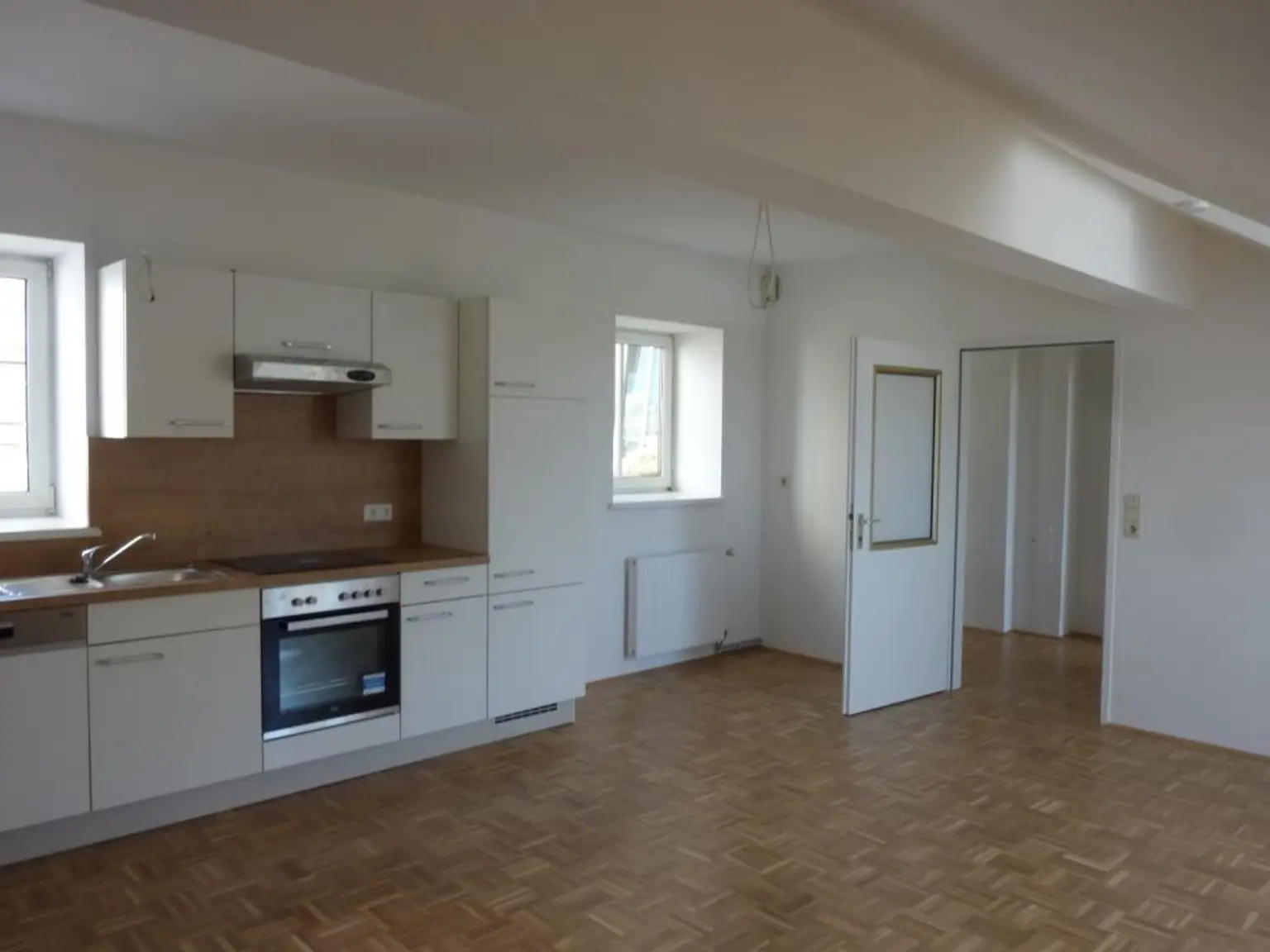 2-Zimmer-DG-Wohnung mit Zugang zur Terrasse!