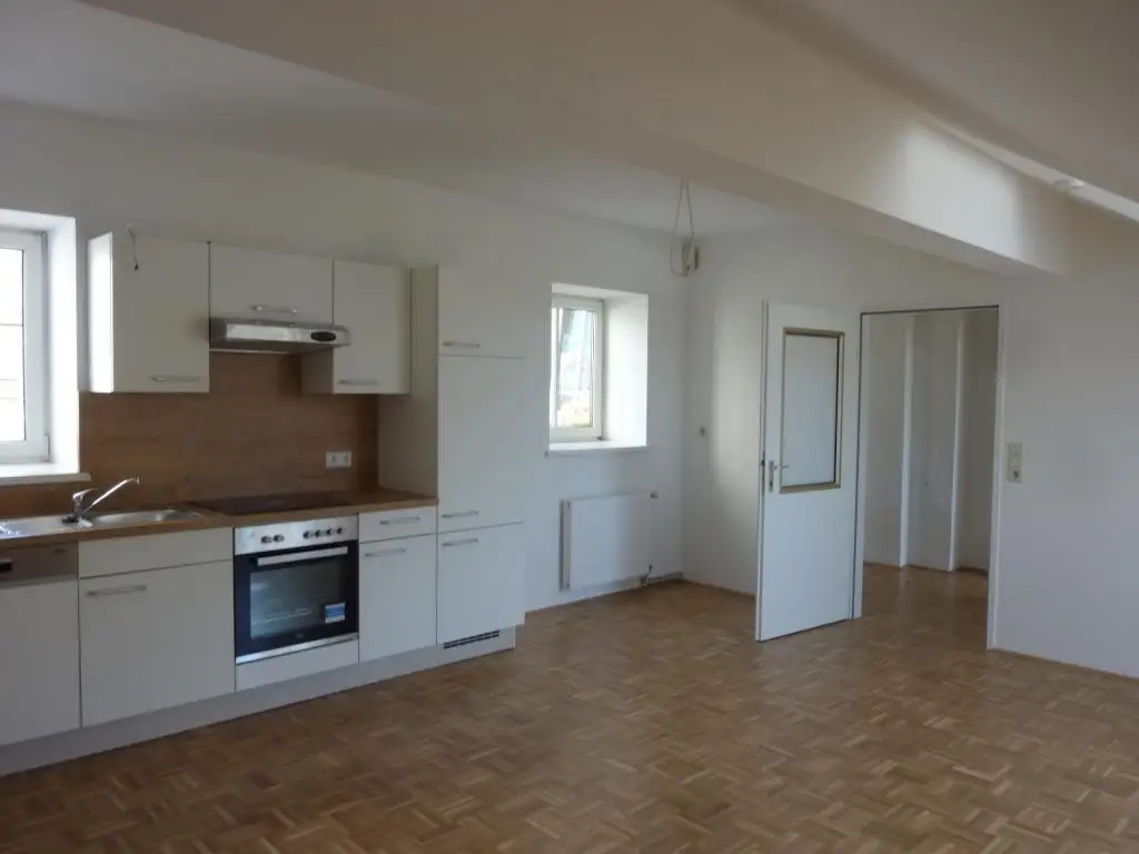 2-Zimmer-DG-Wohnung mit Zugang zur Terrasse!